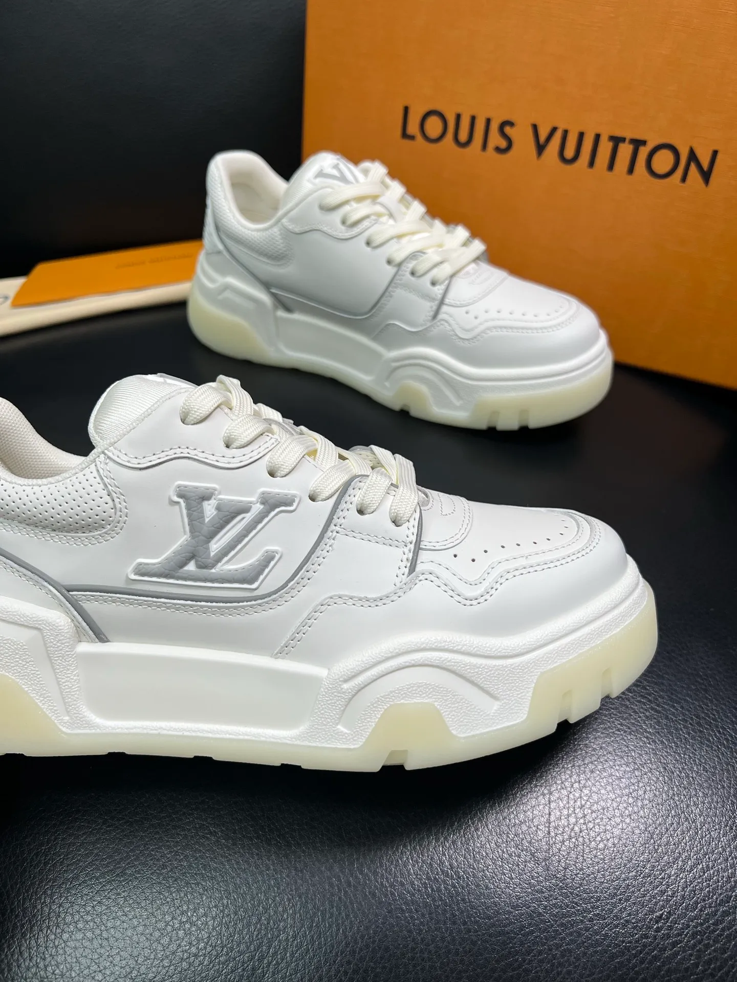 Men's shoes 💰900 Lv top purchase Louis Vuitton, counter synchronization, uppers imported from Italy cowhide, imported mesh padding soft and comfortable, soles: original soles specially provided by the original factory, T men's shoes 💰U exclusive movable molded soles super comfortable, original factory and single goods, high quality, welcome to compare, code number 38-44 (customized 45) 85883